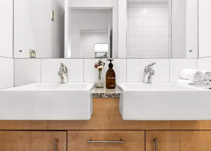Modern Renovated Apartment *