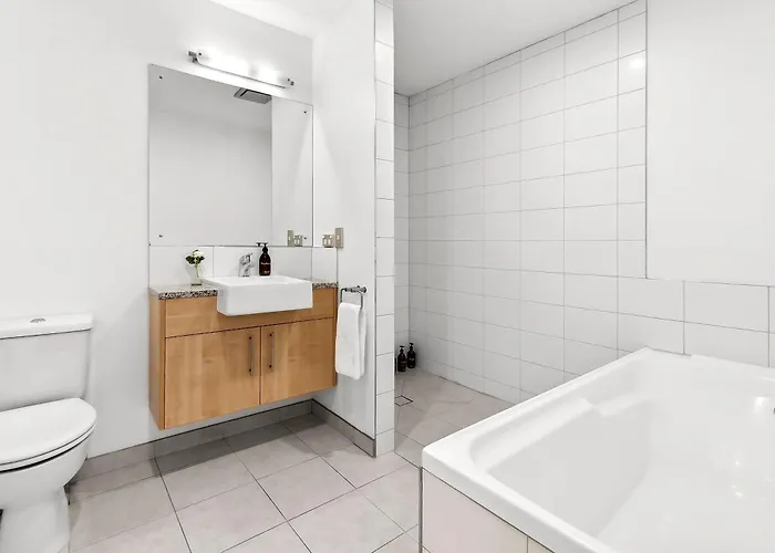 Modern Renovated Apartment *