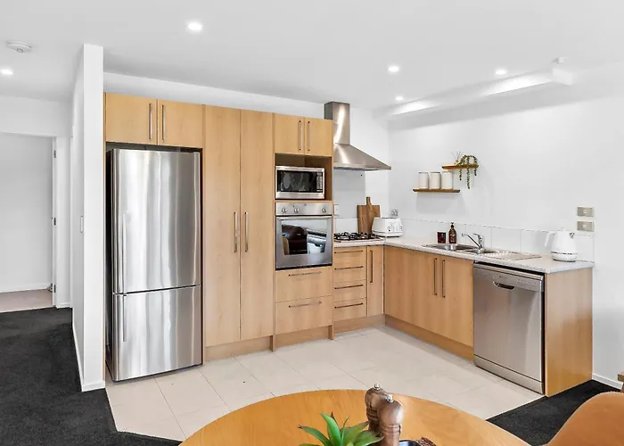 Modern Renovated Apartment *